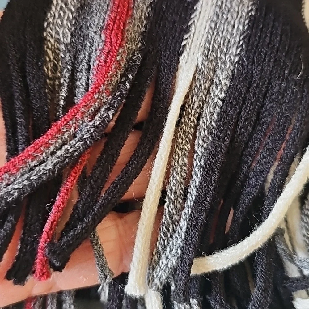 Striped Black and White Scarf with Red Accents. 31X15. Excelent‎ Condition